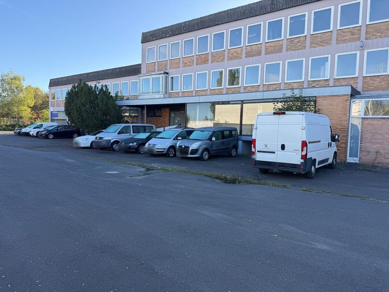 Bürogebäude mit Parkplätzen davor