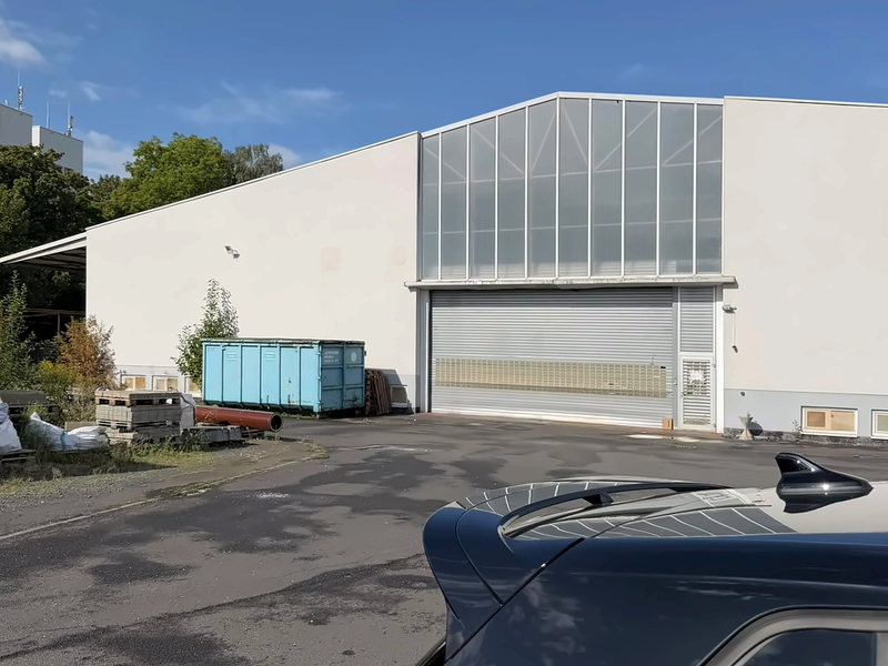 Ostseite der Halle mit großem Tor und Glasgiebel