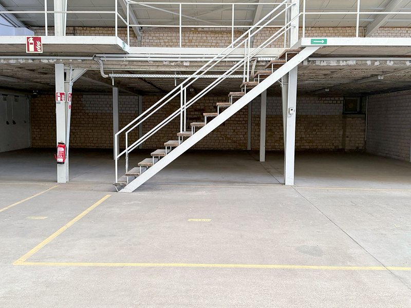 Treppe zur Empore in der Halle